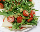 Foto del paso 4 de la receta: Molletes con queso de oveja, rúcula, mermelada de pimiento y semillas