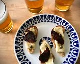 Foto del paso 3 de la receta: Tosta de queso curado con ciruela deshidratada y alcaparras