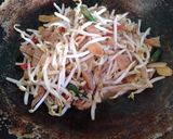 Foto langkah ke 4 dari resep Taoge Oseng Ikan Asin.