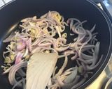 Une image de l'étape 3 de Trévise poêlée aux anchois oignon et pignons de pin.