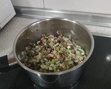 Foto del paso 2 de la receta: Tortilla de ajetes y champiñones