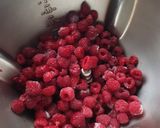 Une image de l'étape 2 de Charlotte bavaroise aux framboises et son coulis 😋#decembre.
