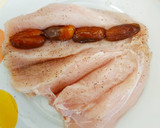 Foto del paso 1 de la receta: Pechugas envueltas en panceta y rellenas con dátiles