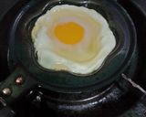 Foto langkah ke 2 dari resep Telur mata sapi maknyus.