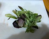 Foto del paso 2 de la receta: Bocadillo de atún con brotes de lechuga variada, tomate, olivas negras y mahonesa