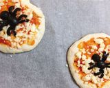 Hình bước làm 3 của món Mini Spider Pizzas- Halloween