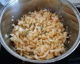 Foto del paso 6 de la receta: Redondos de pollo rellenos en salsa de manzana y cebolla