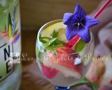 Une image de l'étape 2 de Flavored water, peach and verbena lemon grass : eau parfumée naturelle à la pêche et verveine citron.