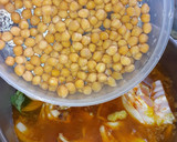 Foto del paso 3 de la receta: Patas de ternera con garbanzos y pasas 😋