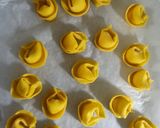 Foto del passaggio 2 della ricetta Tortelli squacquerone, ricotta e grana
