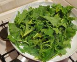 Foto del passaggio 4 della ricetta Cime di rapa alla salentina con uvetta e pinoli 🌶
