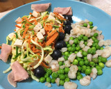 Foto del paso 4 de la receta: Noodles de calabacín y zanahoria con verduras y gambas