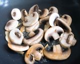 Hình bước làm 1 của món Nấm Mỡ Xào Cà Chua Bi (Vegan)