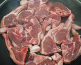 Foto del paso 2 de la receta: Chuletas de cordero en salsa de pimiento