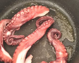 Foto del paso 1 de la receta: Guiso de Pulpo con Patatas en Salsa de Tomate, Humo y Café