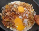 Foto del paso 2 de la receta: Huevos rotos con gulas y puerro