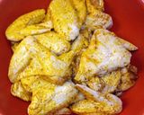 Fűszeres csirkeszárnyak hagyma ágyon fahéjas almával besütve recept fázis 3 fotója