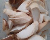 Hình bước làm 1 của món Nấm đùi gà kho (có thể nấu chay)