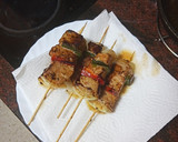 Foto del paso 3 de la receta: Brochetas de atún en adobo con cebolla y pimiento