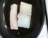 Foto del paso 1 de la receta: Bacalao y merluza con tomate ensayando para Semana Santa