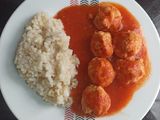 Albóndigas de pollo con manzana y queso Mahón en salsa roja