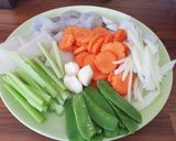 Foto langkah ke 1 dari resep Capcay seafood goreng.
