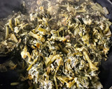 Foto del paso 2 de la receta: Revuelto de grelos