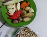 Foto langkah ke 2 dari resep Sup Ayam bumbu kuning.