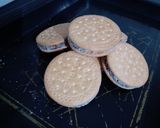 A picture of step 9 of Khajur Biscuit Sandwich.
