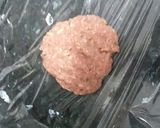 Foto del paso 3 de la receta: Hamburguesa con cebolla y pimiento del piquillo caramelizado