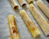 Foto del paso 7 de la receta: Aperitivos con filo: Rollitos de queso y sardinitas, Cestas Caprese & Cigarritos de sobrasada y miel
