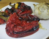 Foto del paso 1 de la receta: Humus picante con pimiento rojo y ajo asado con lima