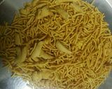 A picture of step 6 of Besan ke sev ke laddu.