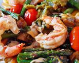 Foto del paso 8 de la receta: Ensalada templada de espárragos verdes y "fondo de nevera" 🔥🔥
