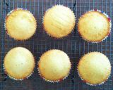 Foto langkah ke 6 dari resep Vanilla Cupcakes Lembut.