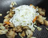รูปขั้นตอนการทำที่ 4 ของ ผัดหมี่ซั่ว (เส้นไข่ขาว)