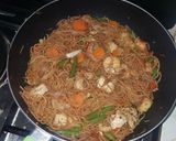 A picture of step 5 of Fried spaghatti.
