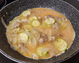 Foto del paso 3 de la receta: Revuelto de champiñones, calabacín y cebolla
