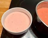 Une image de l'étape 1 de Soupe glacée aux fraises et au yaourt à la grecque.