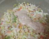 Foto del paso 10 de la receta: Ensalada mixta de col y cogollo con langostinos, palitos de cangrejo, piña y salsa rosa