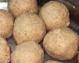 आटा देशी घी सूखे मेवे के लड्डू रेसिपी चरण 4 फोटो