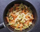 Foto del paso 2 de la receta Pasta con pasas, chía y pipas