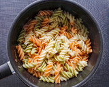 Foto del paso 2 de la receta: Pasta con pasas, chía y pipas