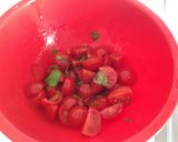 Foto del passaggio 1 della ricetta Acqua di pomodoro pachino con alici e mozzarella di bufala