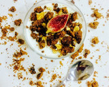 Foto del paso 5 de la receta: Mousse de requesón con gelatina de miel y crumble de nueces