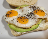 Foto del paso 10 de la receta: Huevos de codorníz en panecillo con aguacate y queso crema
