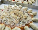 Foto langkah ke 4 dari resep Sausage Bites Pizza.