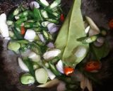 Foto langkah ke 2 dari resep Usus Ayam Cabai Hijau.