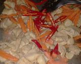 รูปขั้นตอนการทำที่ 5 ของ ผัดไก่น้ำมันหอยใส่แครอท