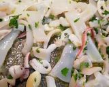 Foto del passaggio 4 della ricetta Calamarata vongole e calamari